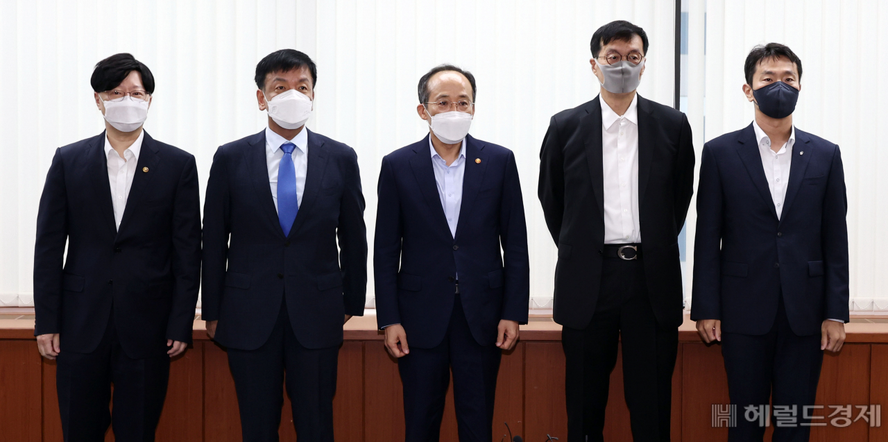 4일 오전 서울 중구 은행회관에서 경제부총리 주재 금융당국 조찬간담회가 열린 가운데 참석자들이 기념촬영을 하고 있다. 김소영 금융위원회 부위원장, 최상목 대통령비서실 경제수석, 추경호 부총리, 이창용 한국은행 총재, 이복현 금융감독원 원장(왼쪽부터) 임세준 기자