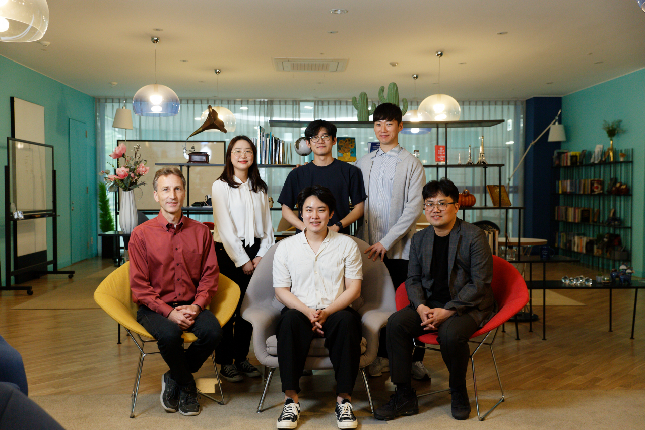 왼쪽 아래부터 반시계방향으로 얀 로데 교수, 이재빈 박사, 홍성유 교수, 김건하 연구원, 전지환 연구원, 정서영 연구원. [UNIST 제공]