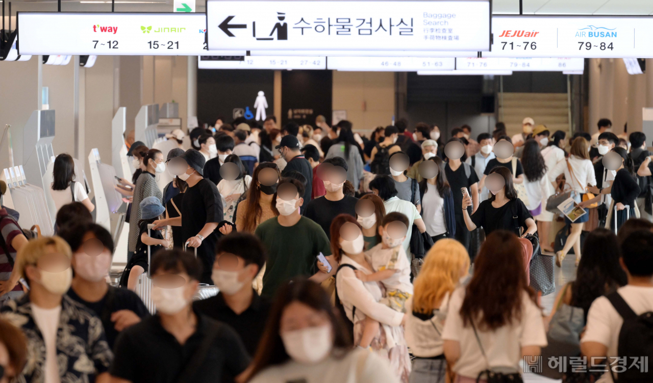 본격적인 여름 휴가철을 앞둔 1일 오전 서울 강서구 김포공항 국내선 탑승장에 미리 여름 휴가에 나선 여행객들로 붐비고 있다. [사진=이상섭 기자]