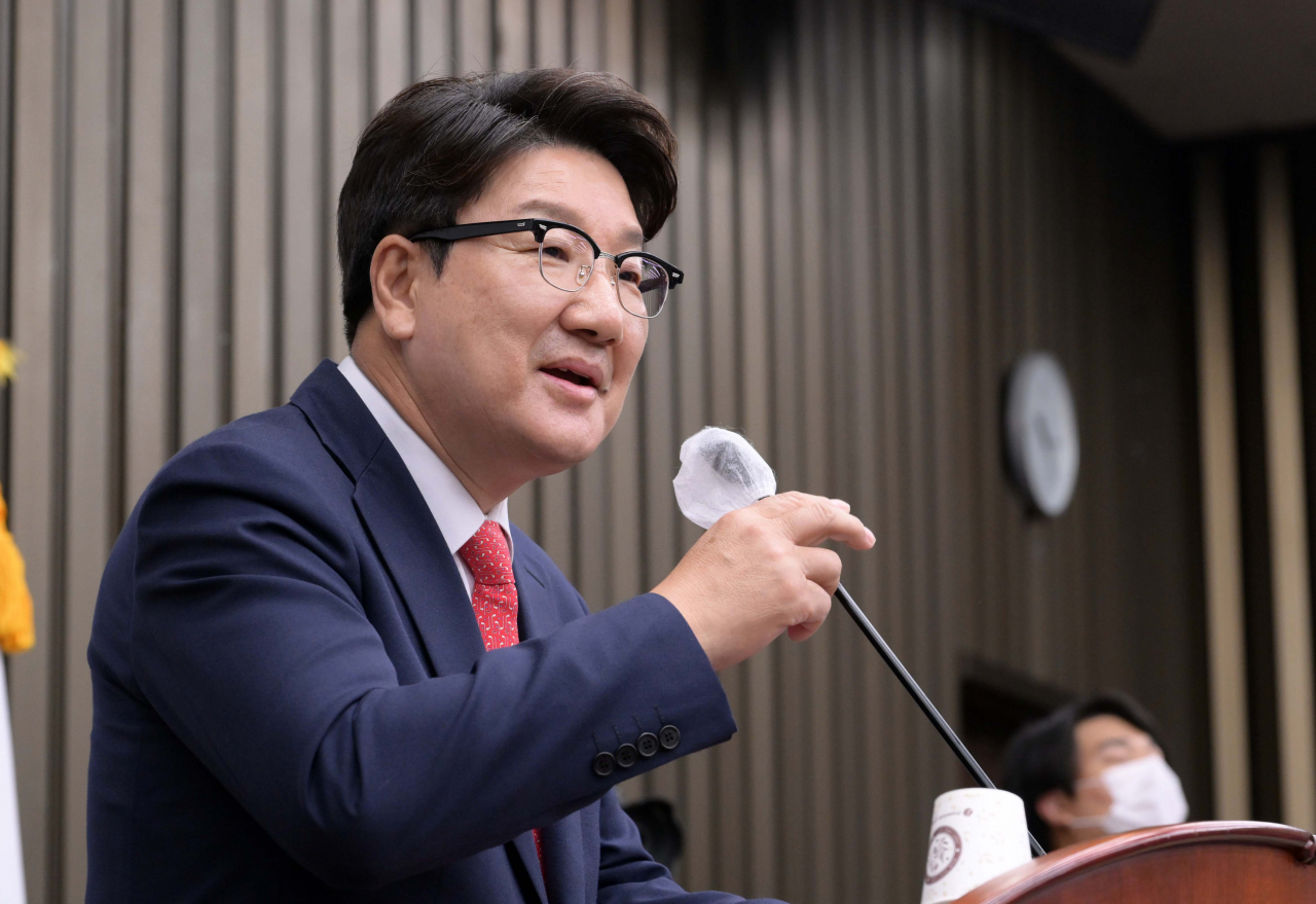 국민의힘 권성동 원내대표가 4일 오전 서울 여의도 국회에서 열린 긴급의원총회에서 발언하고 있다. [연합]