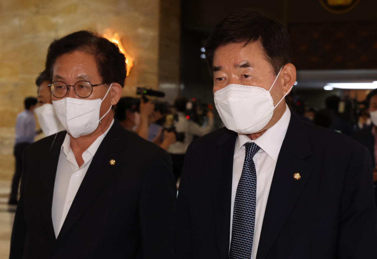 더불어민주당 국회의장 후보자로 내정된 김진표(오른쪽) 의원이 유기홍(왼쪽) 의원과 함께 4일 오후 국회 본회의에 참석하기 위해 본회의장으로 이동하고 있다. [연합]