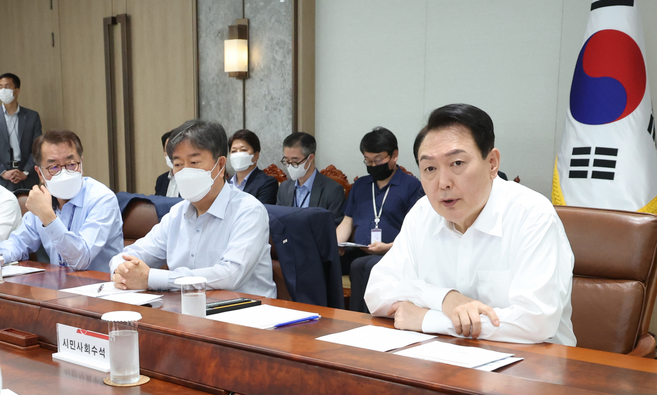윤석열 대통령이 4일 오전 서울 용산 대통령실에서 열린 수석비서관회의에서 발언하고 있다. [연합]