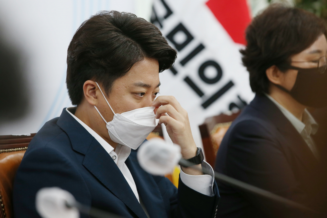 국민의힘 이준석 대표가 4일 오전 서울 여의도 국회에서 열린 최고위원회의에 참석해 자리에 앉아 있다. [연합]