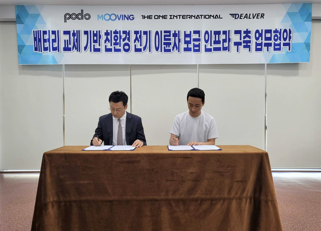 친환경 모빌리티 공유 플랫폼 스타트업 무빙은 ‘더원인터내셔널’은 ‘전기 이륜차 생태계 구축을 위한 MOU’를 체결했다고 4일 밝혔다. 이상명(왼쪽부터) 무빙 대표와 장도영 더원인터내셔널 대표가 협약을 맺고 있다. [무빙 제공]