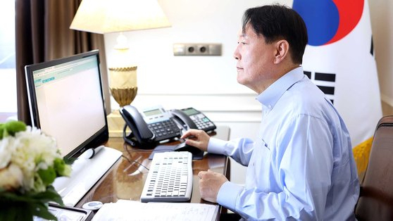 대통령실이 윤석열 대통령과 김건희 여사의 나토(NATO·북대서양조약기구) 정상회의 순방 사진을 추가 공개했다. [대통령실]