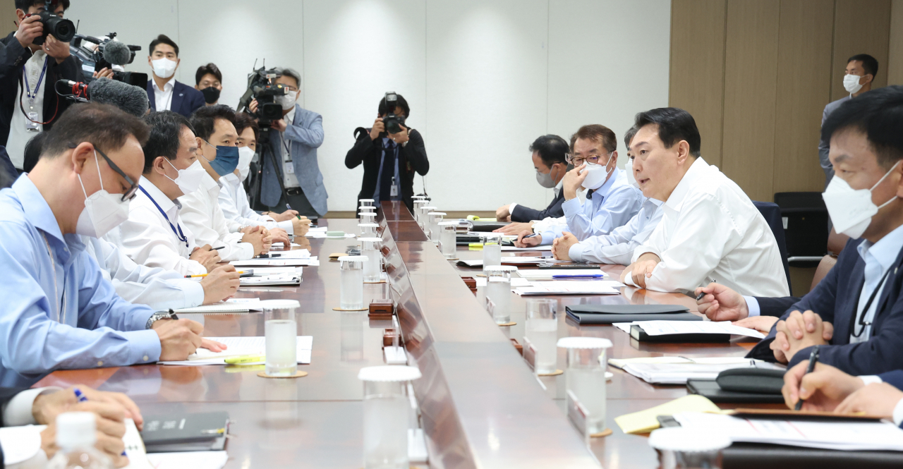 윤석열 대통령이 4일 오전 서울 용산 대통령실에서 열린 수석비서관회의에서 발언하고 있다. [연합]