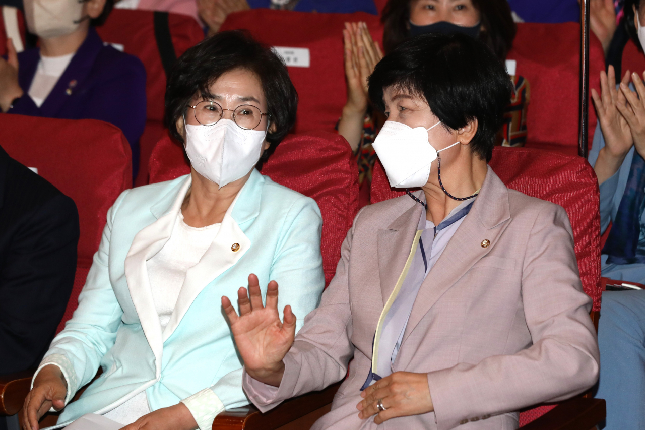 김상희 전 국회부의장(왼쪽)과 더불어민주당 김영주 의원이 지난 6월 15일 오후 국회 의원회관 대회의실에서 열린 '제3회 여성정치인 어울모임 - 제8회 전국 동시 지방선거 당선자 축하모임'에서 대화를 나누고 있다. [연합]