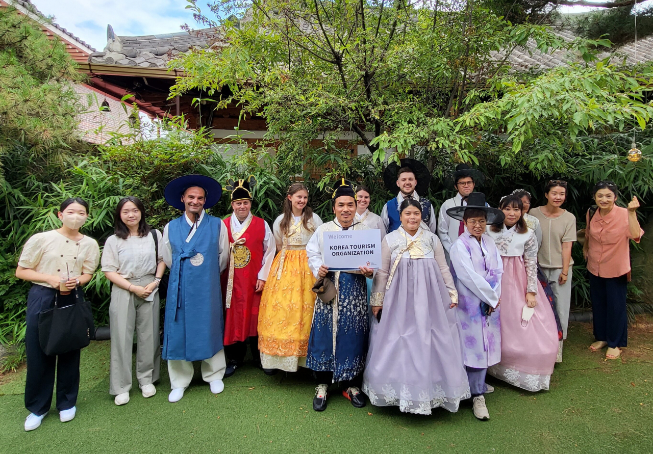 전주 한옥마을에서 한복을 차려입은 해외 MICE전문매체 기자들의 팸투어 모습