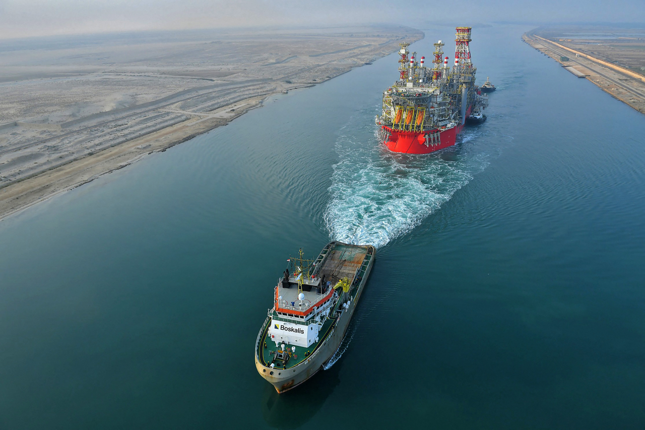 지난달 3일(현지시간) 이집트 수에즈 운하에서 ‘부유식 액화천연가스 생산·저장·하역 설비(FPSO)’ 한 척이 예인선에 이끌려 이동하고 있다. [AFP]