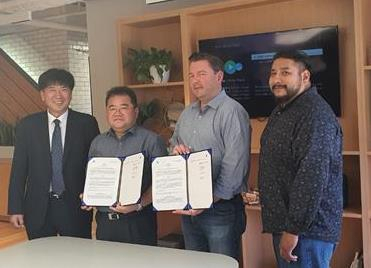 인천광역시와 항공우주산학융합원은 지난달 미국 LA시 미래 모빌리티 연구기관인 도심이동연구소(Urban Movement Labs, 이하 UML)와 도심항공교통(Urban Air Mobility, 이하 UAM) 초기 운영을 위한 연구개발 협약을 체결했다 사진 왼쪽부터 항공과장 안광호, 항공우주산학융합원장 유창경, UML 사무총장 Sam Morrissey, UML UAM정책위원 Clint Harper〈인천시 제공〉
