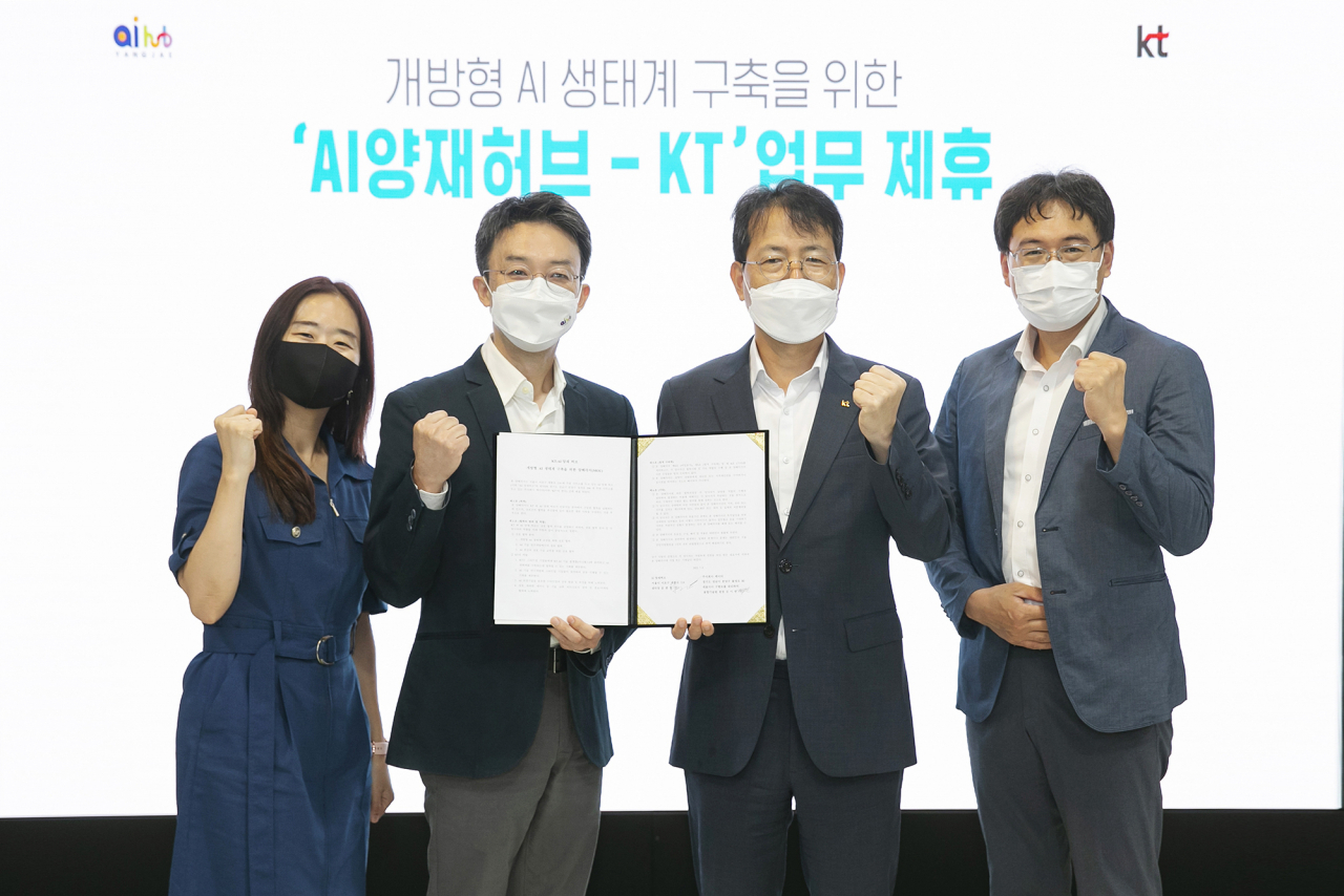 KT가 AI 양재 허브와 ‘개방형 인공지능(AI) 생태계 구축’을 위한 업무협약(MOU)을 체결했다고 5일 밝혔다. 사진은 협약식에 참여한 (왼쪽부터) 배순민 KT 융합기술원 AI2XL연구소장(상무), 윤종영 AI 양재 허브 센터장, 김이한 KT 융합기술원 원장, 홍해천 KT 융합기술원 기술경영담당(상무). [KT제공]