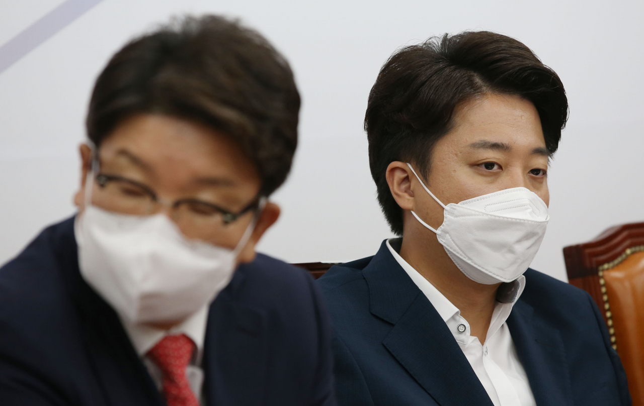 국민의힘 이준석 대표(오른쪽)와 권성동 원내대표가 4일 오전 서울 여의도 국회에서 열린 최고위원회의에 참석해 자리에 앉아 있다. [연합]