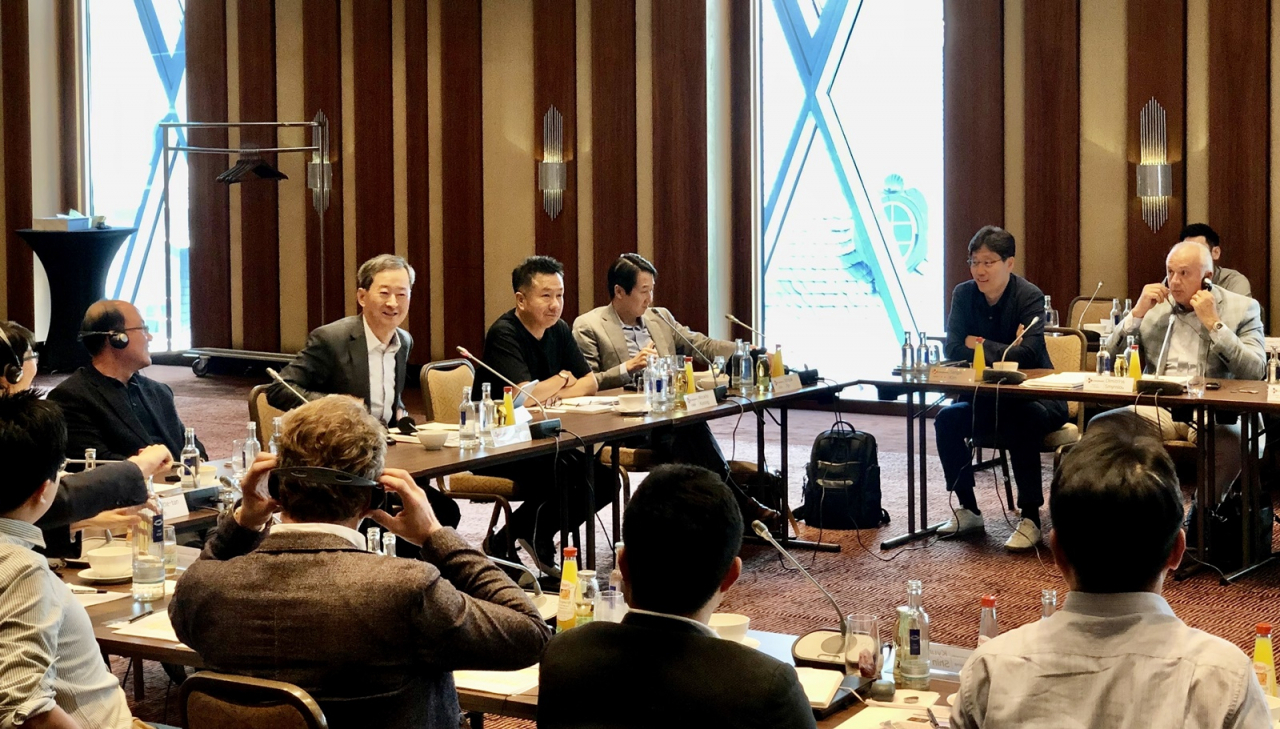 최은석 CJ제일제당 대표이사(왼쪽에서 두 번째)가 지난 30일(현지시각) 독일 프랑크푸르트에서 유럽 중장기 성장 전략회의를 주재하고 있다. [CJ제일제당 제공]
