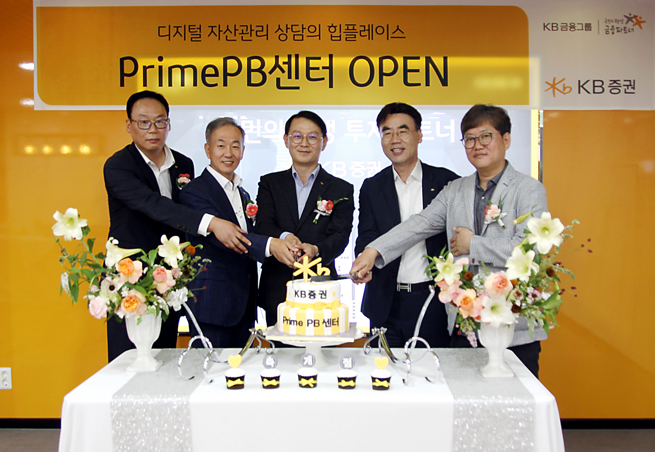 지난 4일 KB증권 대치동 사옥에서 열린 프라임PB센터 오픈식에서 KB증권 김유진 Prime센터장(사진 왼쪽부터), 금원경 강남지역본부장, 이경태 PrimePB센터장, 이홍구 WM영업총괄본부장, 하우성 M-able Land Tribe장이 기념사진을 촬영하고 있다. [KB증권 제공]