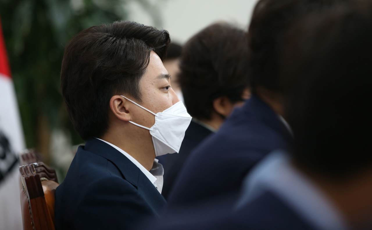 이준석 국민의힘 대표가 지난 4일 오전 서울 여의도 국회에서 열린 최고위원회의에 참석해 자리에 앉아 있다. [연합]