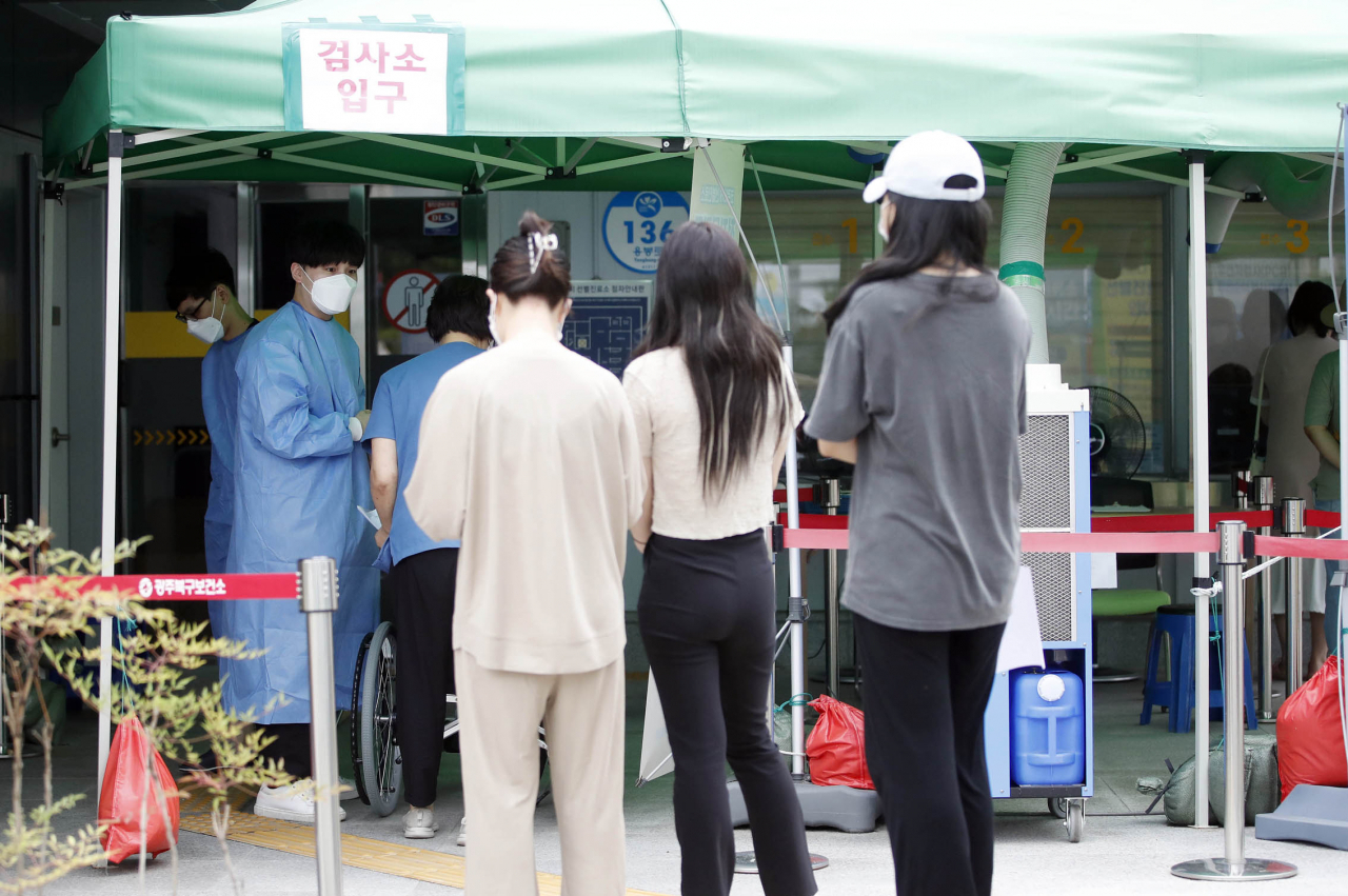지난 4일 오후 광주 북구 상시선별진료소에서 검사를 기다리는 시민들. [연합]