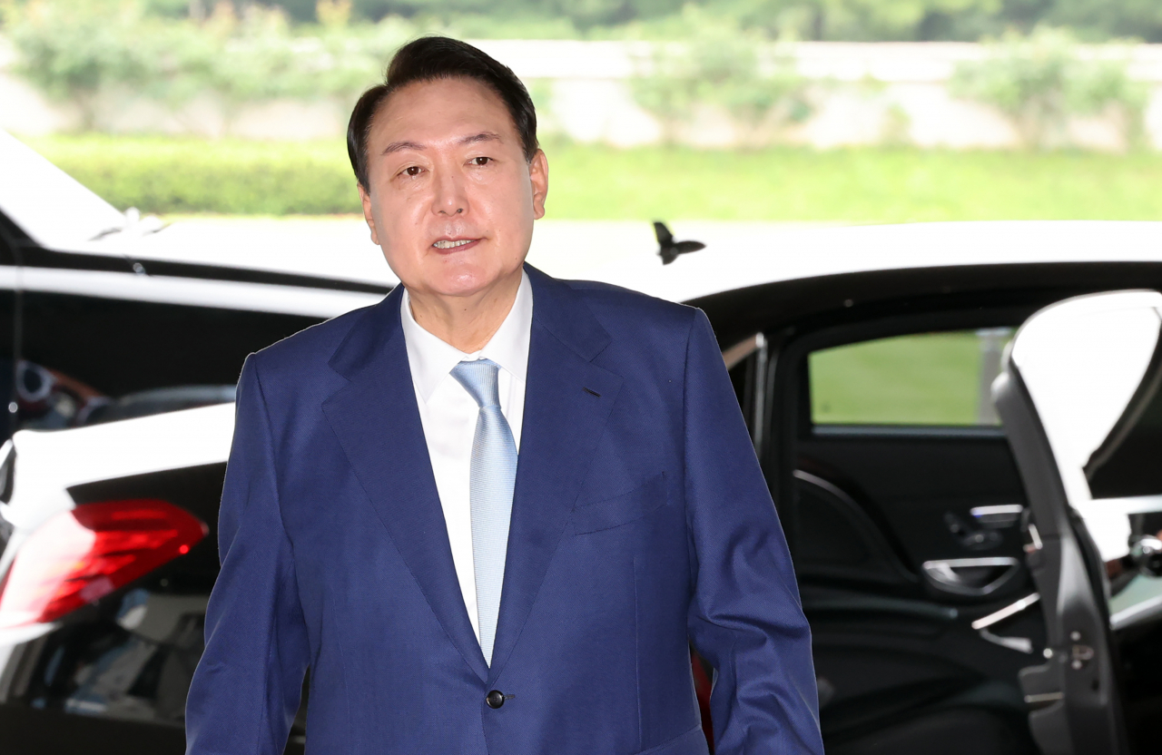 윤석열 대통령이 5일 오전 서울 용산 대통령실 청사로 출근하고 있다. [연합]