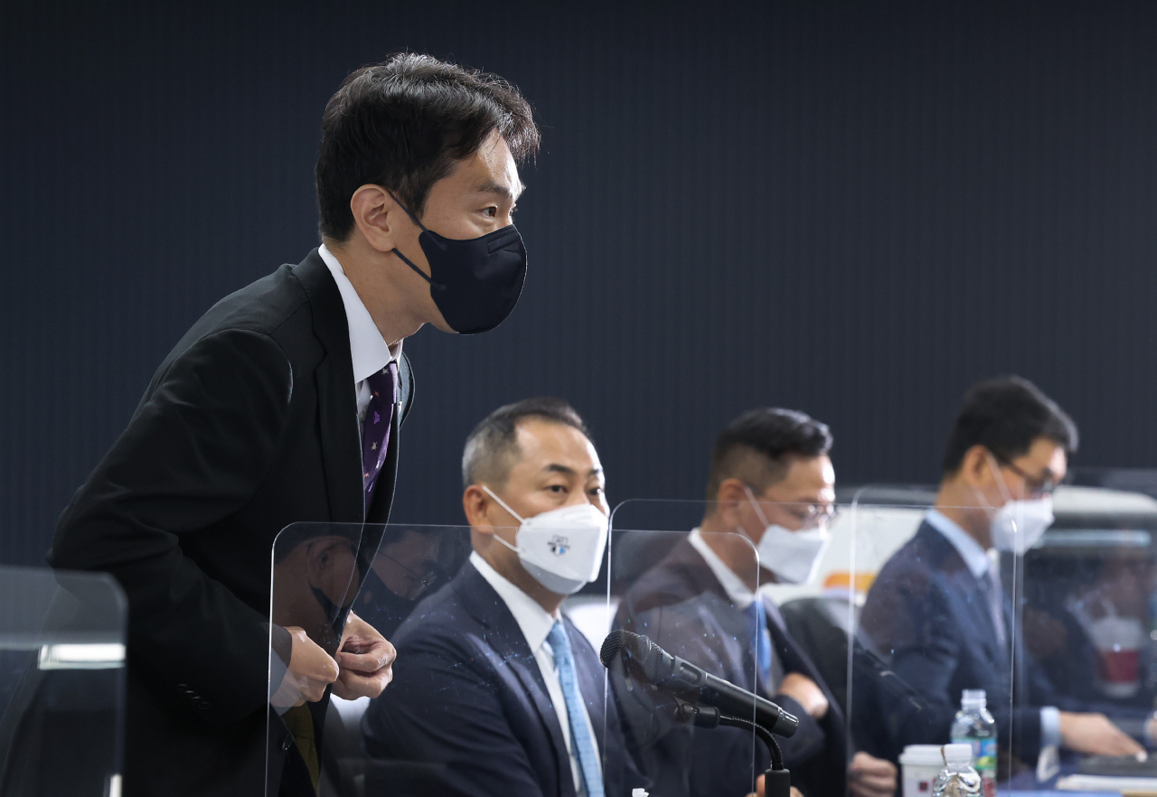 이복현 금융감독원장이 5일 오전 서울 중구 여신금융협회에서 열린 여신전문금융사 최고경영자 간담회에서 참석자들을 향해 인사하고 있다. [연합]