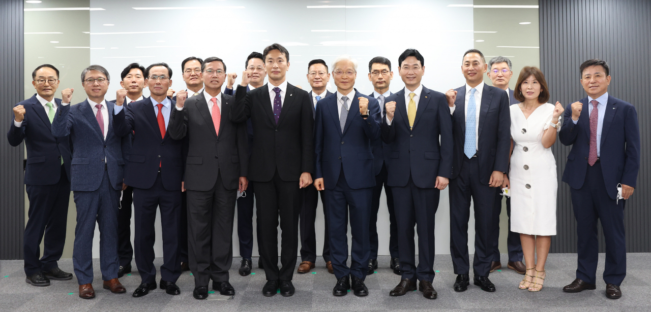 이복현(앞줄 왼쪽에서 다섯 번째) 금융감독원장이 5일 오전 서울 중구 여신금융협회에서 열린 여신전문금융사 최고경영자 간담회에서 참석자들과 기념촬영을 하고 있다. [연합]