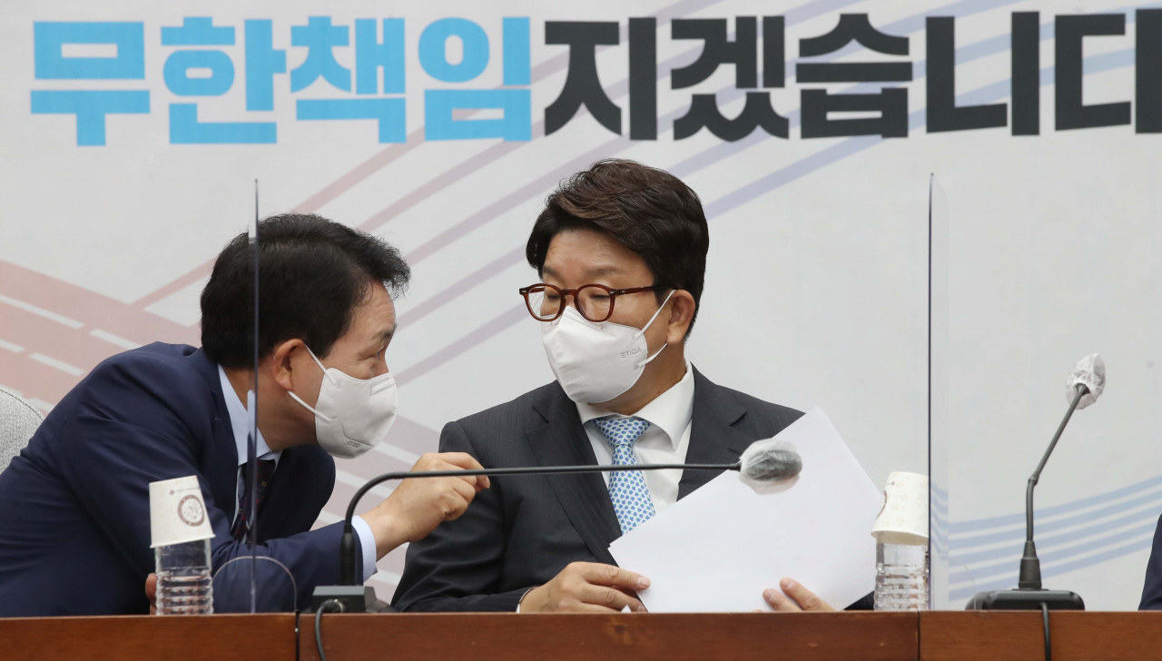 권성동 국민의힘 원내대표와 성일종 정책위의장이 5일 서울 여의도 국회에서 열린 원내대책회의에서 대화하고 있다. [연합]