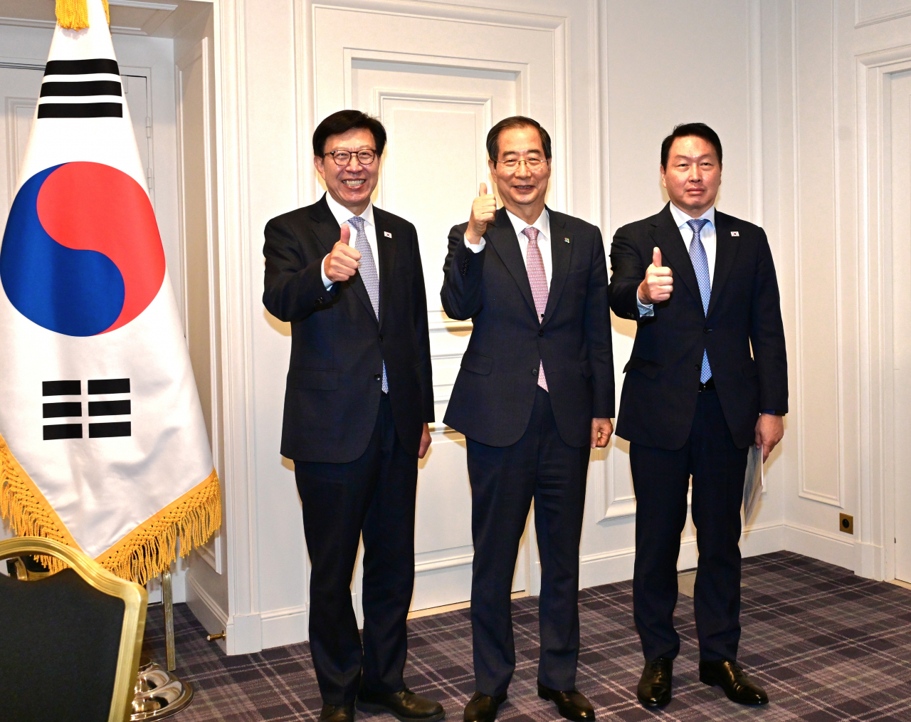 한덕수 국무총리(가운데)와 최태원 대한상공회의소 회장(오른쪽), 박준형 부산시장이 지난달 20일(현지시간) 파리 인터콘티넨탈 호텔에서 기념촬영을 하고 있다. [연합]