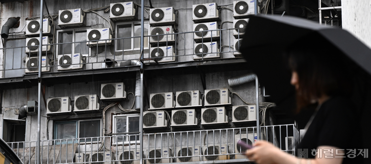 전력거래소에 따르면 6월 월평균 최대전력이 7만 1805MW(메가와트)로 역대 최고치를 기록한 가운데 5일 서울 중구 남대문시장 인근 건물 외벽에 에어컨 실외기가 가득 설치되어 있다. 임세준 기자