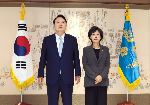 윤석열 대통령이 5일 오전 서울 용산 대통령실 청사에서 박순애 사회부총리 겸 교육부 장관에게 임명장을 수여한 뒤 기념촬영을 하고 있다. 박 신임 장관은 음주운전 경력과 연구 부정· 조교 갑질 의혹 등으로 논란이 돼 왔다. 윤 대통령은 임명식에서 박 장관에게 “언론과 야당에 공격 받느라 고생 많이 했다”며 “소신껏 잘 하시라”고 했다. [연합]
