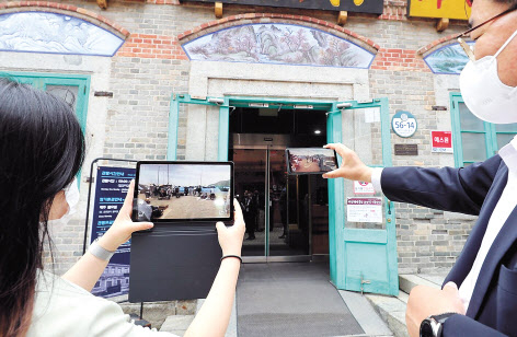 디지털 기술로 여행의 편의성을 높인 스마트관광도시 인천개항장 모습.