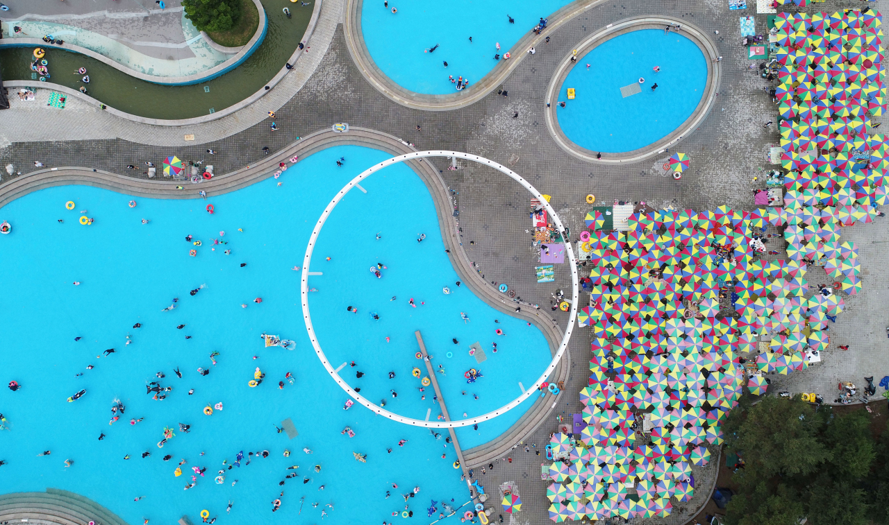 Giant swimming facilities at a public park in Ddukseom, eastern Seoul, bustle with visitors, in this June 26. (Yonhap)