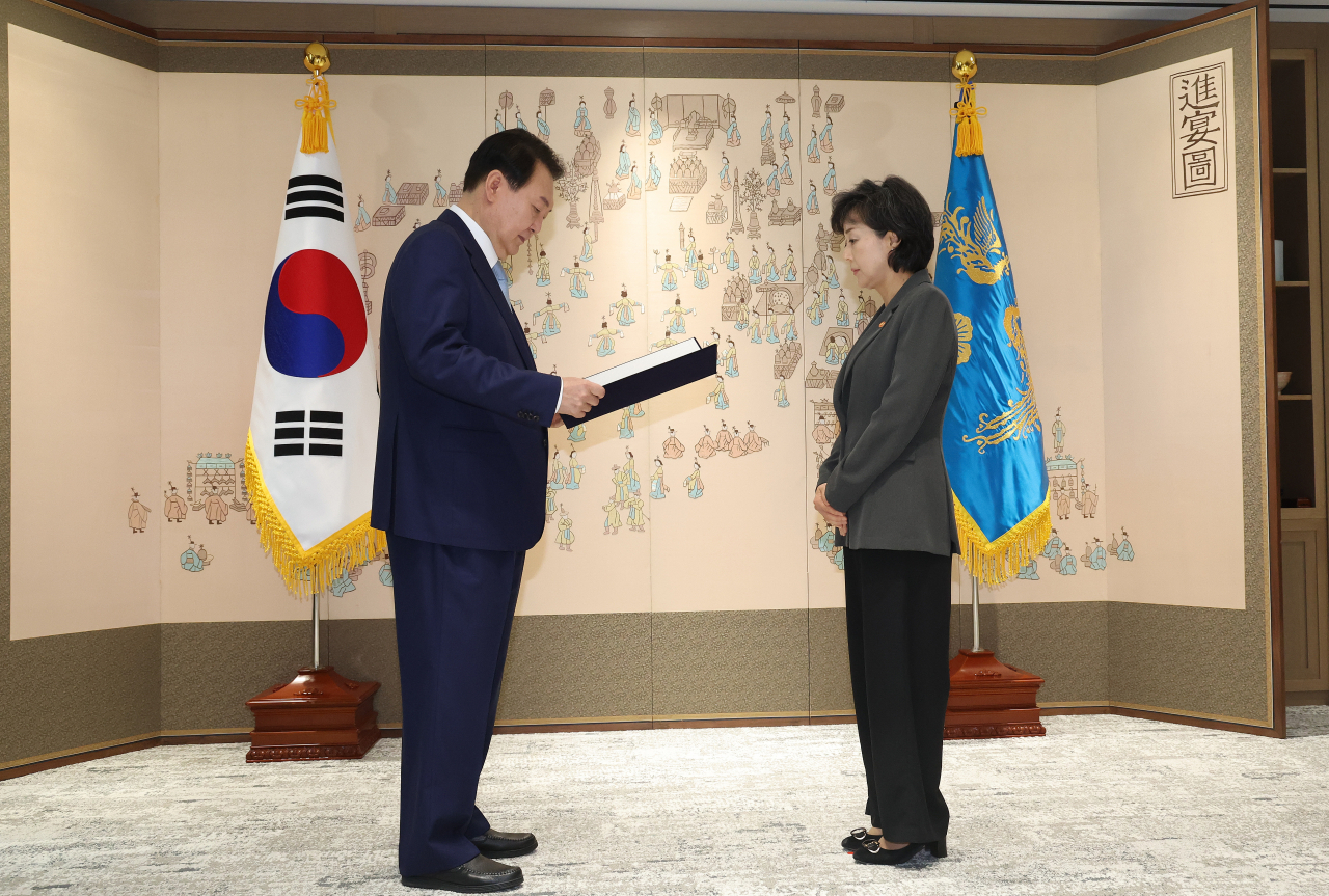 윤석열 대통령이 5일 오전 서울 용산 대통령실 청사에서 박순애 사회부총리 겸 교육부 장관에게 임명장을 수여하고 있다. [연합]