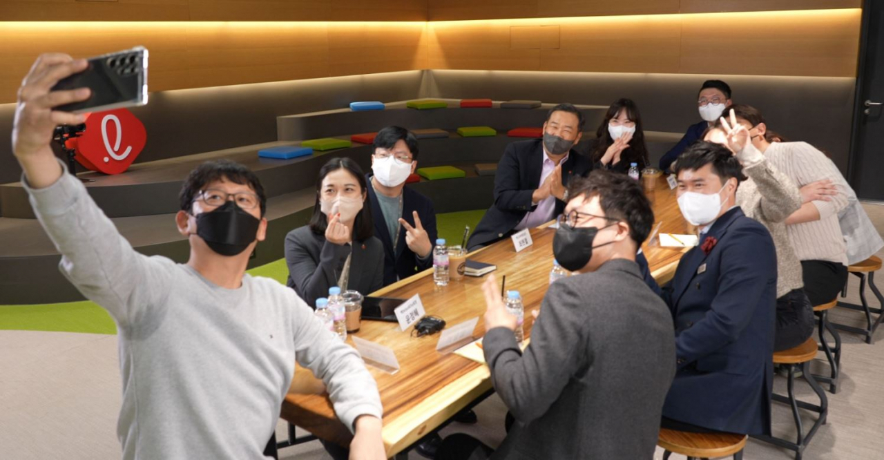 김상현 롯데 유통군HQ 총괄대표 부회장이 직원들과 소통을 나누고 있는 모습