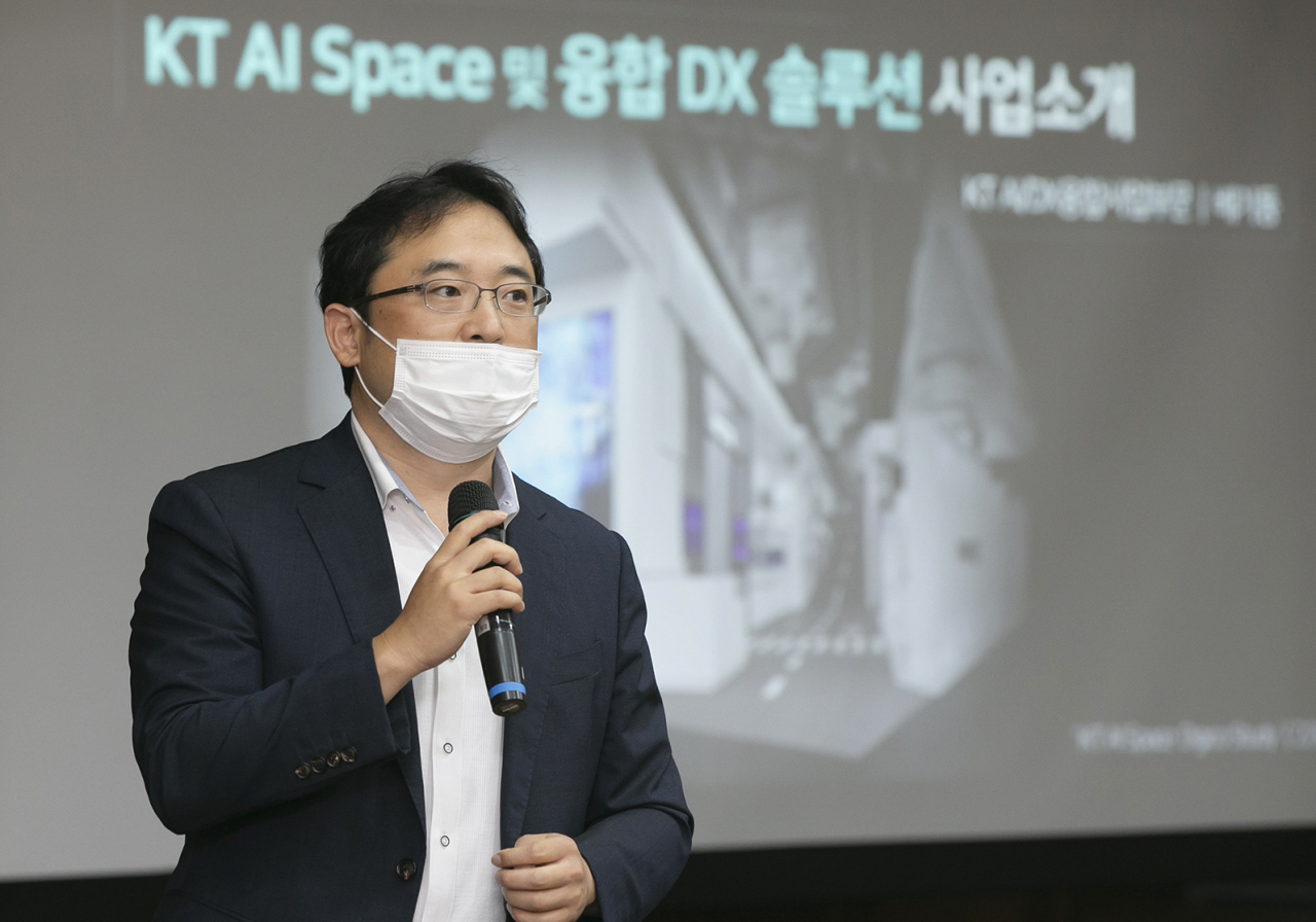 KT는 ‘AI 스페이스 DX(Digital Transformation)’로 대한민국 주거 문화를 혁신해 나간다고 5일 밝혔다. 김영식 KT DX플랫폼사업본부장이 KT의 AI 스페이스 DX 전략에 대해 발표하고 있다. [KT 제공]