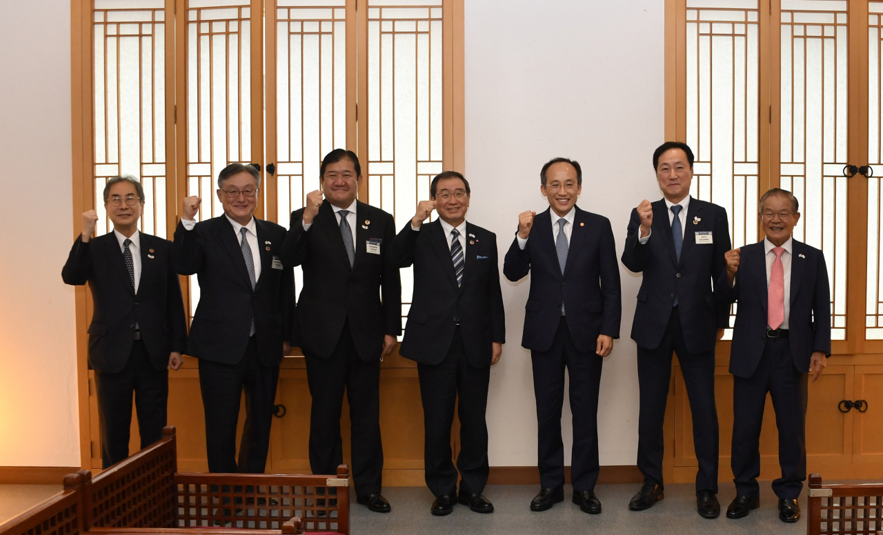 추경호(오른쪽 세번째) 부총리 겸 기획재정부 장관이 5일 서울 종로구 정부서울청사에서 열린 '일본 경제단체연합회 대표단 면담'에서 기념사진을 찍고 있다.[기획재정부 제공]
