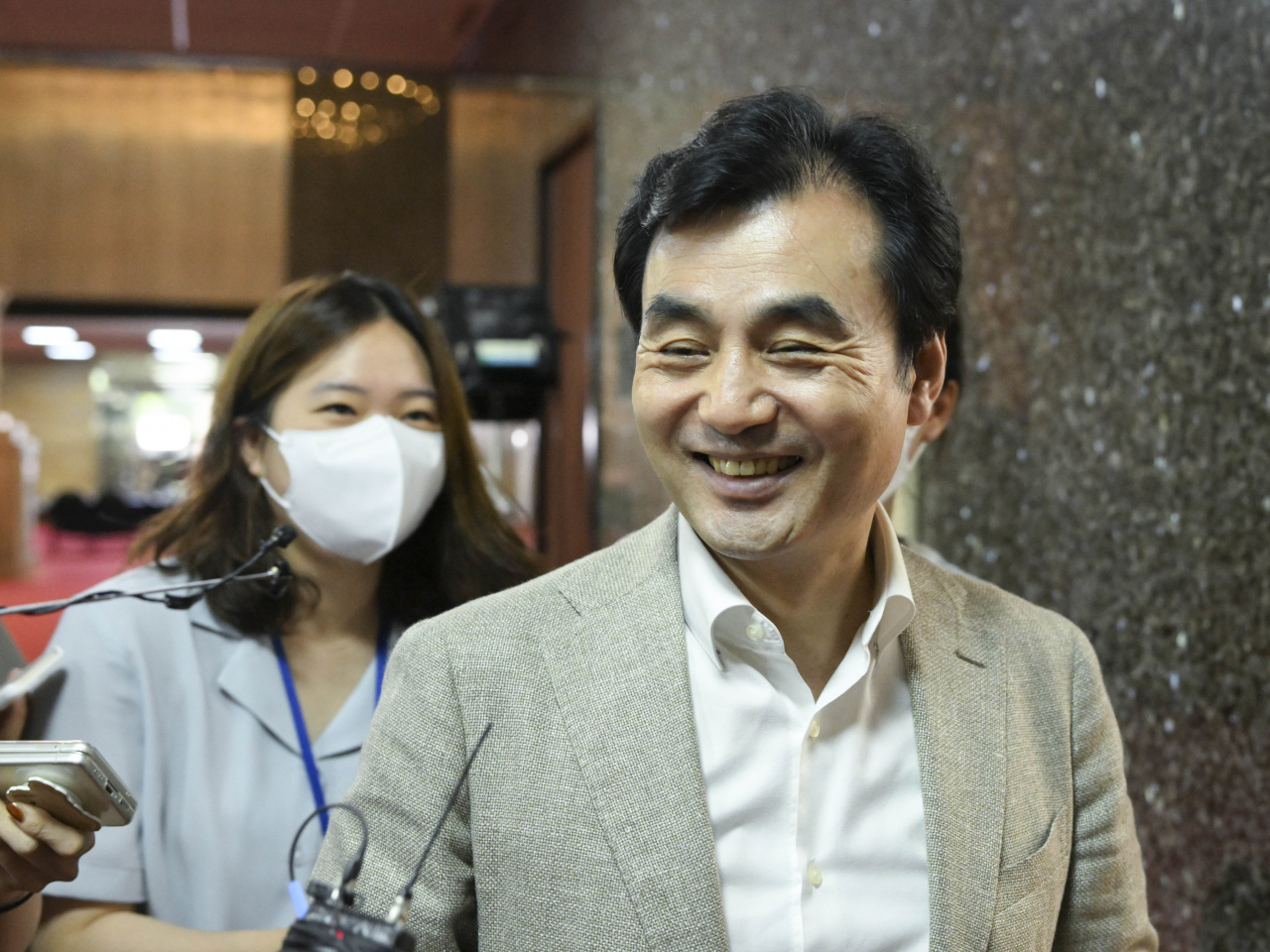 더불어민주당 안규백 전당대회준비위원장이 지난달 29일 국회 원내대표실에서 열린 비공개 전준위 회의에 참석하기에 앞서 취재진의 질문에 답하고 있다. [연합]