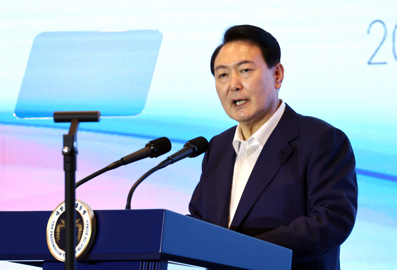 윤석열 대통령이 5일 서울 여의도 중소기업중앙회관에서 열린 '제1회 여성기업 주간' 개막식에서 격려사를 하고 있다. [연합]