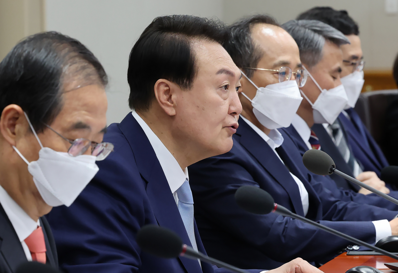 윤석열 대통령이 5일 오전 서울 용산 대통령실 청사에서 열린 국무회의에서 발언을 하고 있다. [연합]
