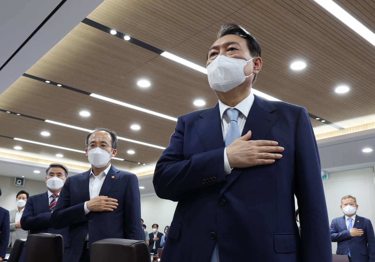 윤석열 대통령이 5일 오전 서울 용산 대통령실 청사에서 열린 국무회의에서 국기에 경례하고 있다. [연합]
