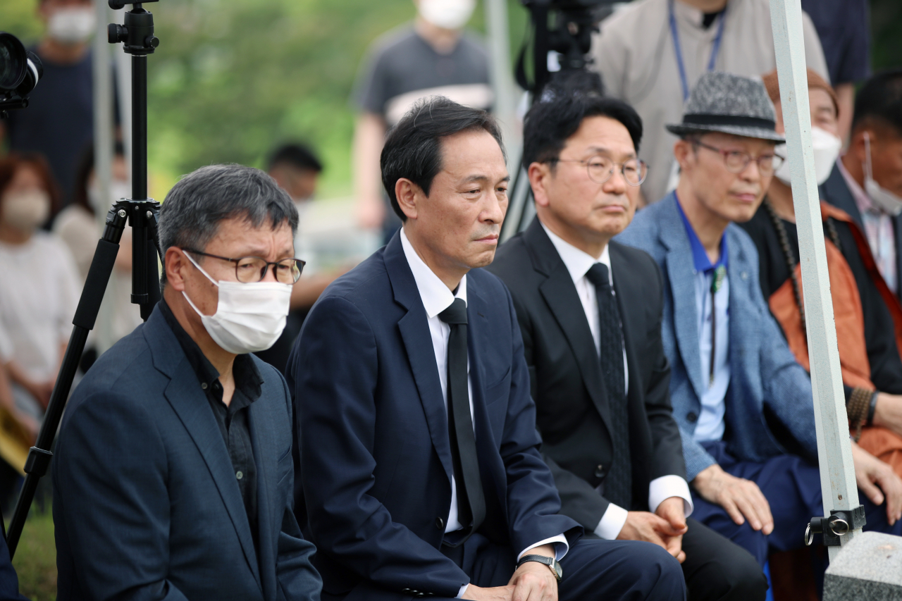 더불어민주당 우상호 비상대책위원장이 5일 오후 광주 북구 민족민주열사묘역에서 열린 제35주기 이한열 열사 추모제에 참석하고 있다. 연합뉴스