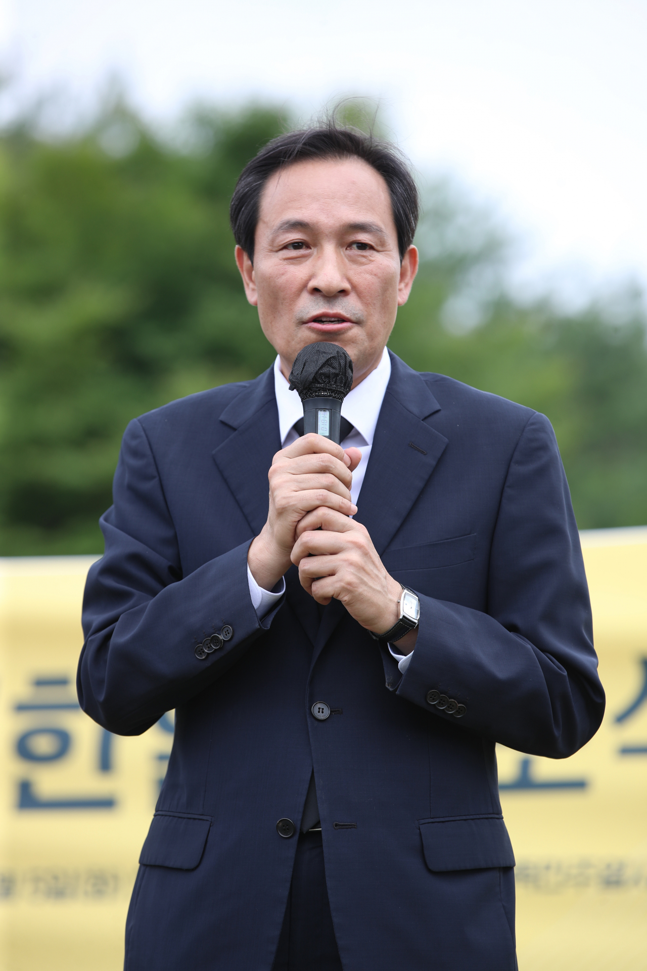 더불어민주당 우상호 비상대책위원장이 5일 오후 광주 북구 민족민주열사묘역에서 열린 제35주기 이한열 열사 추모제에서 인사말을 하고 있다. 연합뉴스