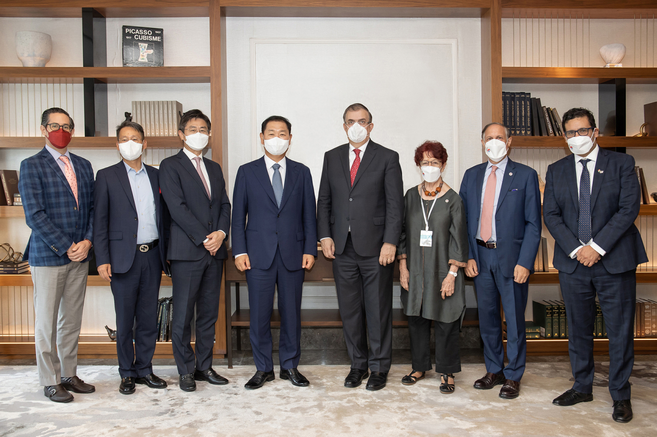 삼성전자 DX부문장 한종희 부회장(사진 왼쪽에서 네번째)은 5일 서울에서 마르셀로 에브라르드 멕시코 외교부 장관(사진 왼쪽에서 다섯번째)을 만나 멕시코 사업 현황과 사회공헌활동 등을 설명했다. [삼성전자 제공]