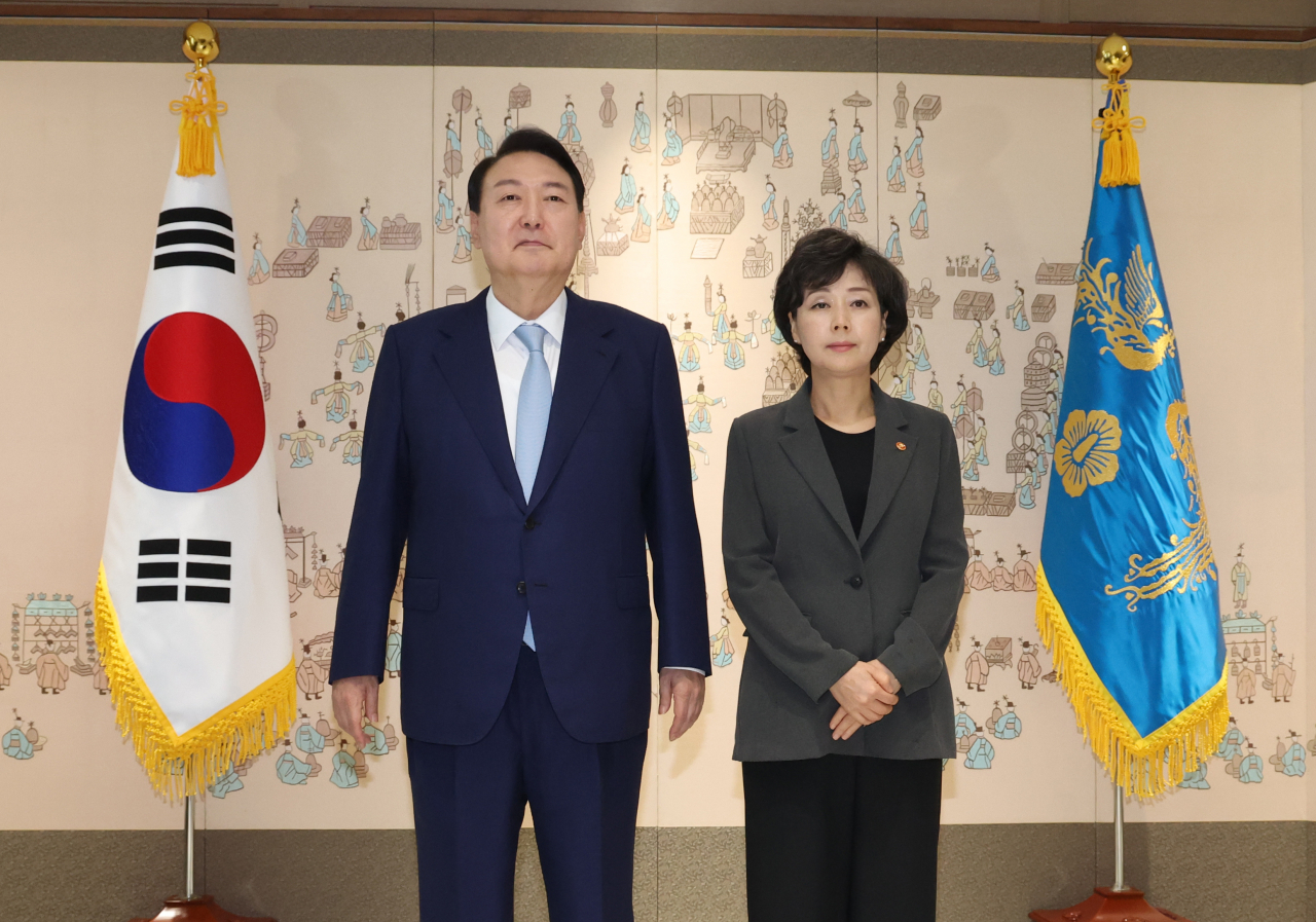윤석열 대통령이 5일 오전 서울 용산 대통령실 청사에서 박순애 사회부총리 겸 교육부 장관에게 임명장을 수여한 뒤 기념촬영을 하고 있다. [연합]