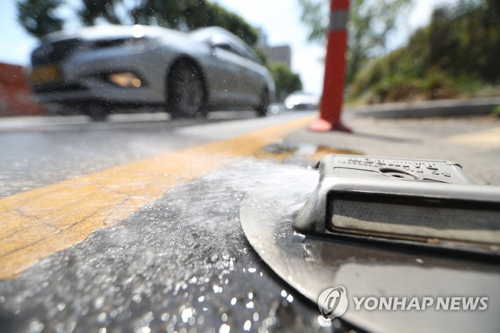유출지하수를 활용해 도로에 물을 뿌리는 대구시설관리공단의 클린 로드 시스템. [연합]