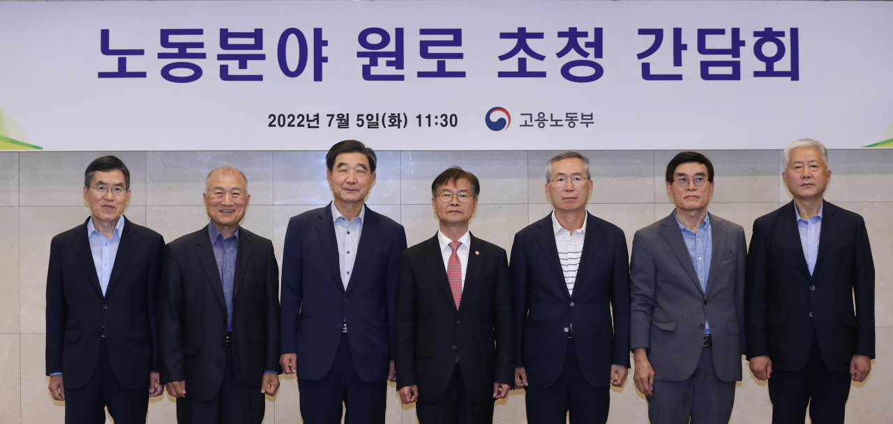 이정식 고용노동부 장관이 5일 오전 서울 중구 프레지던트 호텔에서 열린 노동분야 원로 초청 간담회에서 참석자들과 기념 촬영을 하고 있다. [연합]