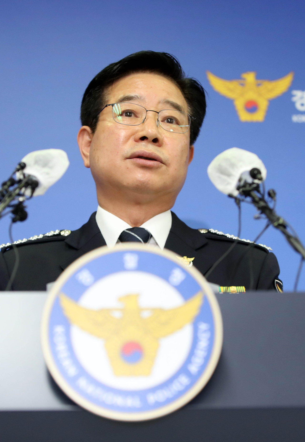 김창룡 경찰청장이 지난달 27일 오전 서울 서대문구 경찰청 브리핑룸에서 사의 입장을 발표하고 있다. 김 청장의 사의 표명은 행정안전부 경찰 제도개선 자문위원회의 경찰 통제 권고안에 대한 조직 내부 반발, 치안감 인사 번복을 둘러싼 윤석열 대통령의 '국기문란' 질책 등에 책임을 진다는 차원으로 받아들여지고 있다. [연합]
