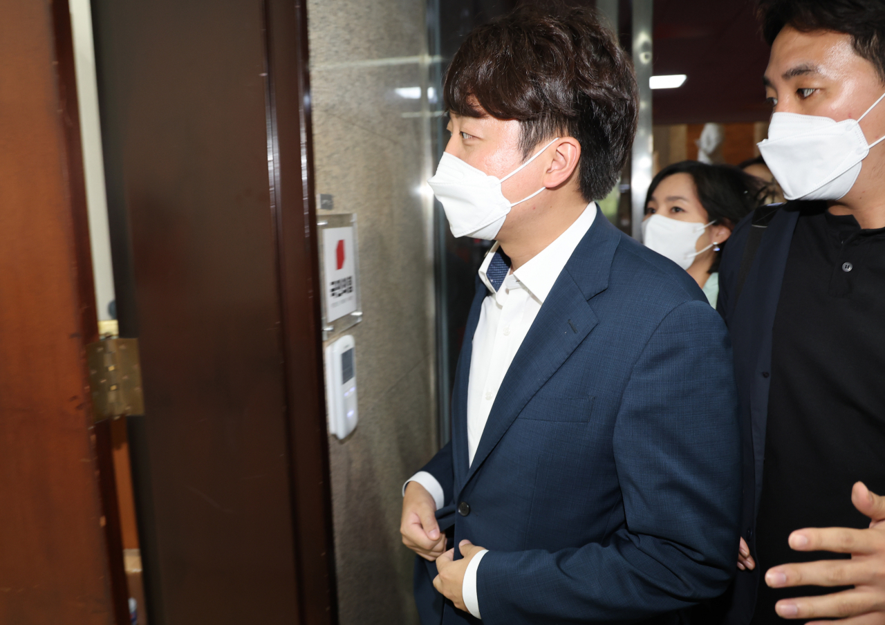 국민의힘 이준석 대표가 5일 오후 국회 당대표실에서 열린 비공개회의에 참석하기 위해 대표실로 들어가고 있다. 이상섭 기자