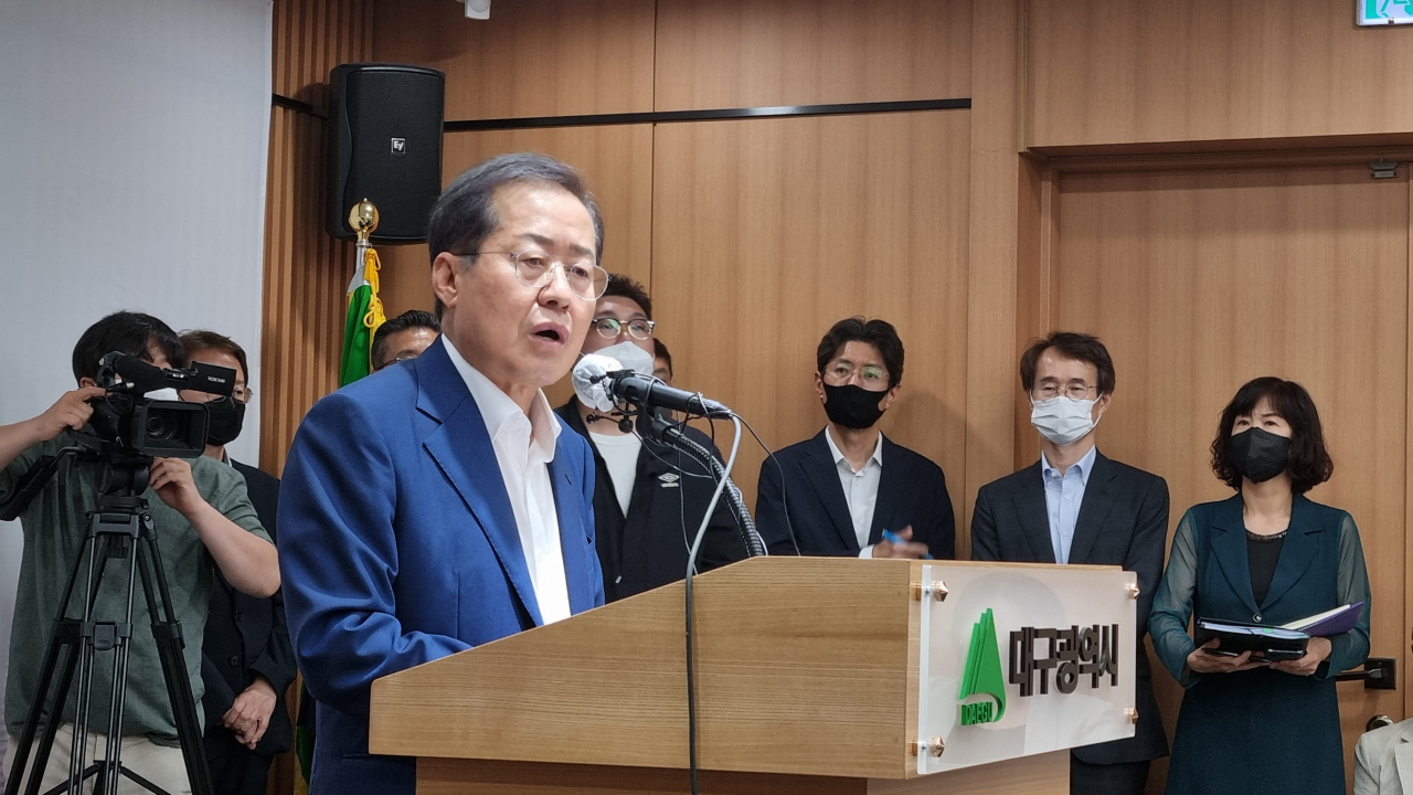 홍준표 대구시장이 5일 시청 동인동 청사에서 취임 후 첫 기자회견을 열고 있다.[사진=김병진 기자]