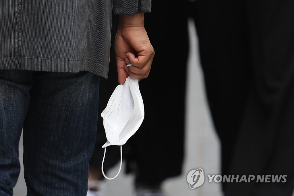 27일 오후 서울 중구 명동거리에서 마스크를 벗고 이동하는 시민. [연합]