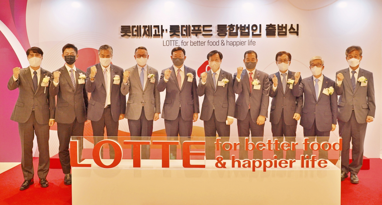 지난 5일 오후 롯데호텔 월드에서 롯데제과와 롯데푸드 통합법인 출범식이 열렸다. (왼쪽부터) 이진성 롯데제과 사업대표, 안세진 롯데그룹 호텔군HQ장, 다마츠카 겐이치 롯데홀딩스 대표이사, 이동우 롯데지주 부회장, 신동빈 롯데그룹 회장, 이영구 롯데제과 대표이사, 김상현 롯데그룹 유통군HQ장, 김교현 롯데그룹 화학군HQ장, 송용덕 롯데지주 부회장, 이인복 롯데 컴플라이언스위원장. [롯데제과 제공]