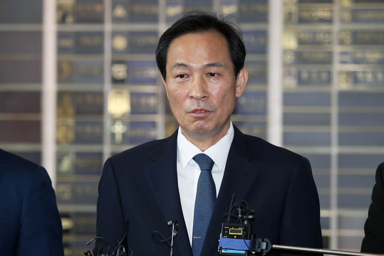더불어민주당 우상호 비상대책위원장이 5일 오전 광주 북구 전남대 대학본부에서 광주 지역 대학 총장단협의회 간담회를 마치고 취재진의 질문에 답하고 있다. [연합]
