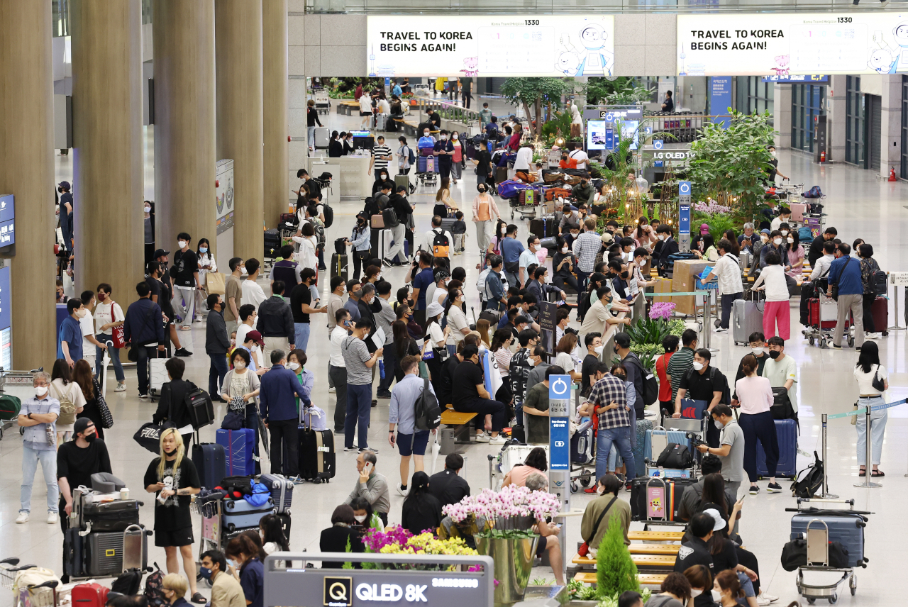 지난 달 30일 영종도 인천국제공항 제1여객터미널 입국장이 붐비고 있다. [연합]
